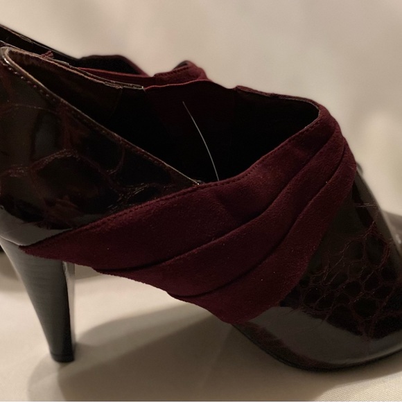 Gorgeous NEW Impo Stretch Brown Bordeaux Crocodile Embossed 3” Heel size 9 1/2” - Picture 2 of 11
